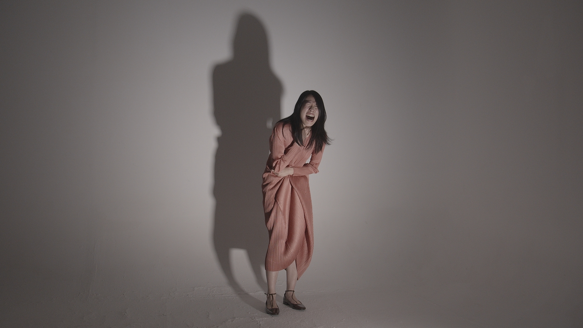 5_Whispered Screamingパフォーマンス風景_2025_©Anna Lugmeier.jpg